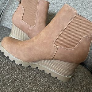 New Universal Thread Wedge Chelsea Boots, size 8